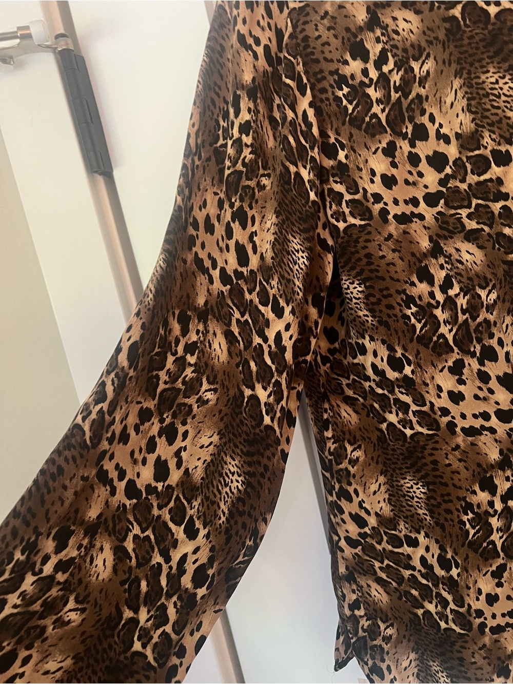 ALLISON TAYLOR | Leopard Print Silk Blouse M Quiet Luxury Mob Wife Y2K - Picture 4 of 6